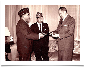 Gen Douglas MacArthur being awarded by Fausto Alberto of the ECLGA - Oct 16, 1958